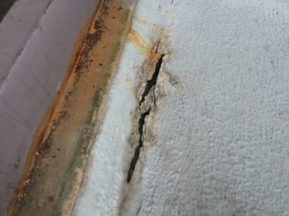 ひび割れしているベランダ