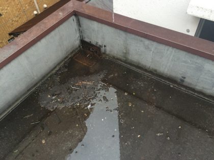 泥やゴミで水が溜まった防水工事施工前排水口