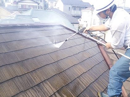 屋根高圧洗浄作業