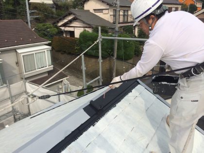 屋根塗装作業中
