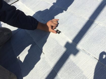 屋根塗装タスペーサー挿入作業