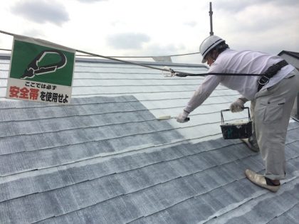 安全帯を付けコロニアル葺屋根を下塗り塗装作業