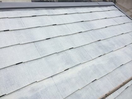 コロニアル葺屋根に雨漏り防止のタスペーサーを挿入後の画像