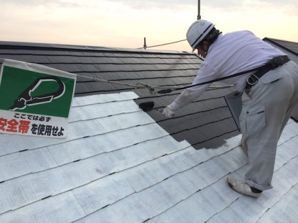 サーモアイを屋根塗装している塗装専門店功栄の職人