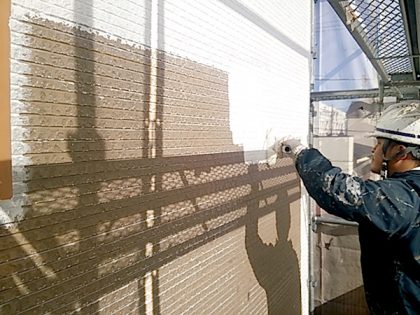 塗り替え作業している塗装専門店功栄の職人