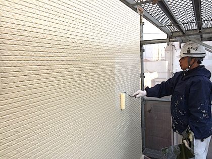 ダイヤモンドコートによる塗装作業中の功栄の職人