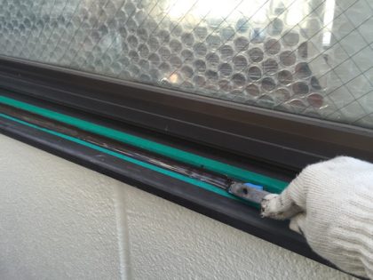 窓枠の付帯部の塗装仕上げ作業中