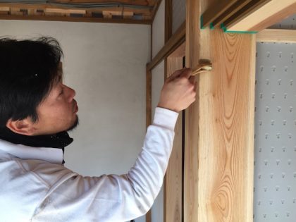 木枠のオスモによる塗装作業