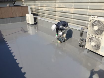 屋上防水工事トップコート塗装作業