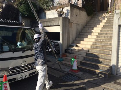 横浜市金沢区外壁塗装工事の為の足場の組み立て作業