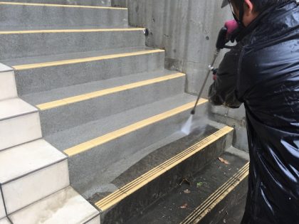 階段の高圧洗浄作業