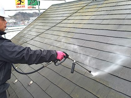 塗替えリフォームの為の高圧洗浄作業