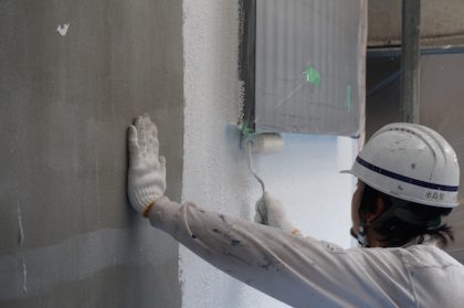 外壁下塗り作業