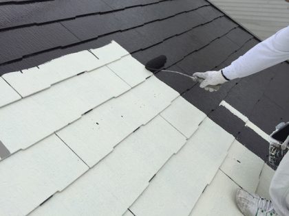 屋根塗装作業中