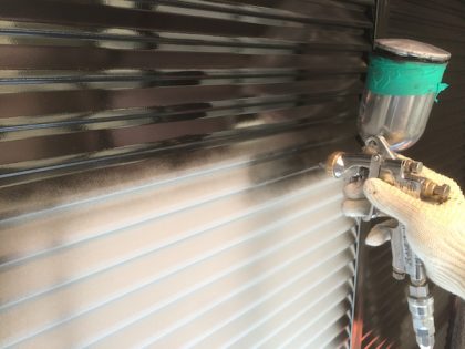 雨戸スプレーガン吹付作業