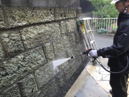 塀高圧洗浄作業