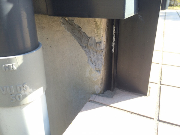 ひび割れしているコンクリート