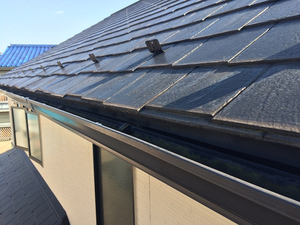 塗り替えリフォームする前の住宅の屋根