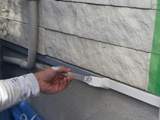 横浜市戸塚区Y様邸水切り塗装上塗り１回目施工中