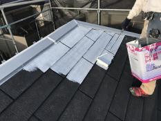 横浜市戸塚区Y様邸屋根塗り替え下塗り１回目施工中