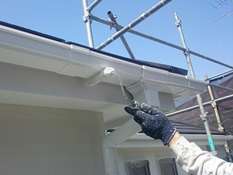 横浜市戸塚区Y様邸雨樋塗り替え上塗り2回目施工中