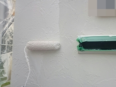 横浜市戸塚区Y様邸塀塗り替え上塗り2回目施工中