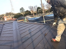 横浜市戸塚区W様邸屋根塗装上塗り２回目施工中