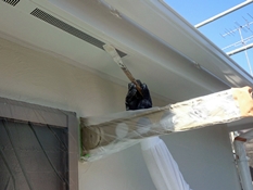横浜市戸塚区Y様邸軒天換気口塗装上塗り2回目施工中