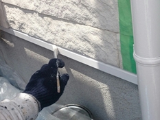 横浜市戸塚区Y様邸水切り塗装上塗り２回目施工中