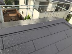 横浜市戸塚区Y様邸屋根棟板金塗り替え完了画像