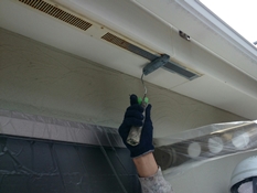 横浜市戸塚区Y様邸軒天換気口錆止め塗装中