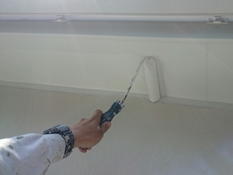 横浜市戸塚区Y様邸軒天上塗り２回目塗装中