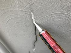 横浜市戸塚区Y様邸インディフレッシュセラ外壁塗装施工前クラック補修作業