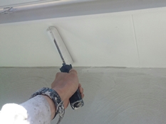 横浜市戸塚区Y様邸軒天上塗り１回目塗装中