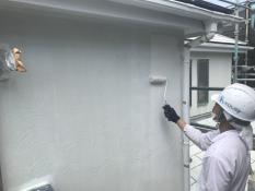 横浜市戸塚区Y様邸インディフレッシュセラ外壁塗装上塗り１回目施工中