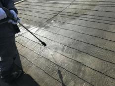 横浜市戸塚区W様邸屋根塗装前高圧洗浄作業