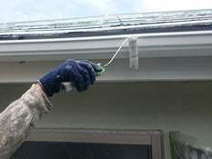 横浜市戸塚区Y様邸雨樋塗り替え上塗り１回目施工中