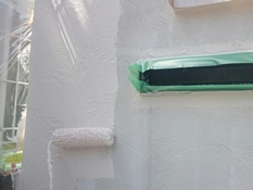 横浜市戸塚区Y様邸塀塗り替え上塗り１回目施工中