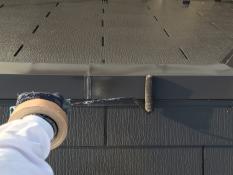 横浜市戸塚区Y様邸屋根棟板金塗り替え上塗り2回目施工中