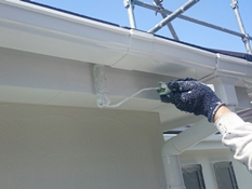 横浜市戸塚区Y様邸破風塗り替え上塗り2回目施工中