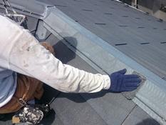 横浜市戸塚区Y様邸屋根棟板金塗り替え前ケレン作業