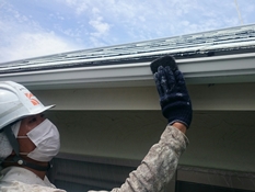 横浜市戸塚区Y様邸雨樋塗り替え前ケレン作業