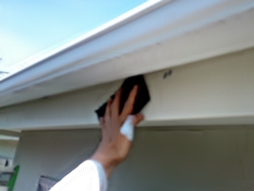 横浜市戸塚区Y様邸破風塗り替え前ケレン作業