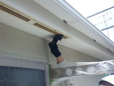 横浜市戸塚区Y様邸軒天換気口塗装施工前ケレン作業