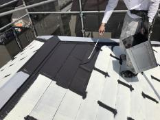 横浜市戸塚区Y様邸屋根塗り替え上塗り１回目施工中