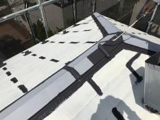 横浜市戸塚区Y様邸屋根棟板金塗り替え上塗り１回目施工中