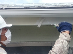 横浜市戸塚区Y様邸破風塗り替え上塗り１回目施工中