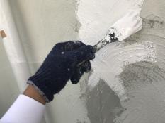 横浜市戸塚区Y様邸インディフレッシュセラ外壁塗装施工前クラック補修作業