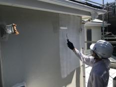 横浜市戸塚区Y様邸インディフレッシュセラ外壁塗装下塗り施工中