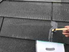 横浜市戸塚区Y様邸屋根塗り替え前クラック補修作業